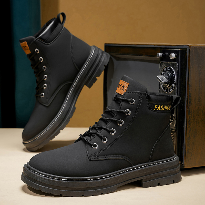 Mens Accessories Style - 2025年 メンズ ニュークラシック ミッドカットブーツ - 厚底、レースアップ、アクセサリー付きアウトドアスタイル