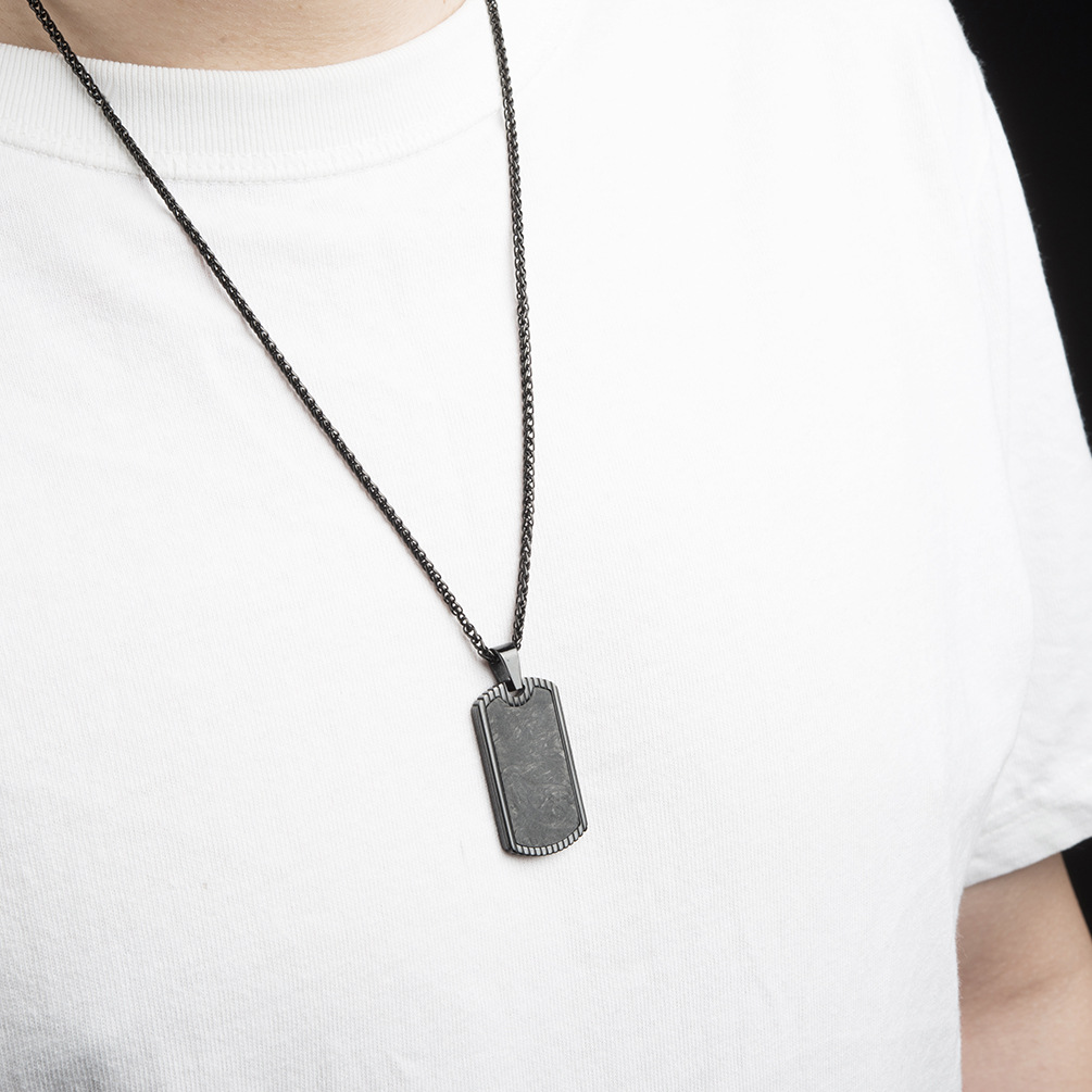 カーボンファイバーペンダントステンレス鋼ミリタリーブランドペ - Men Accessories List のレビューと価格